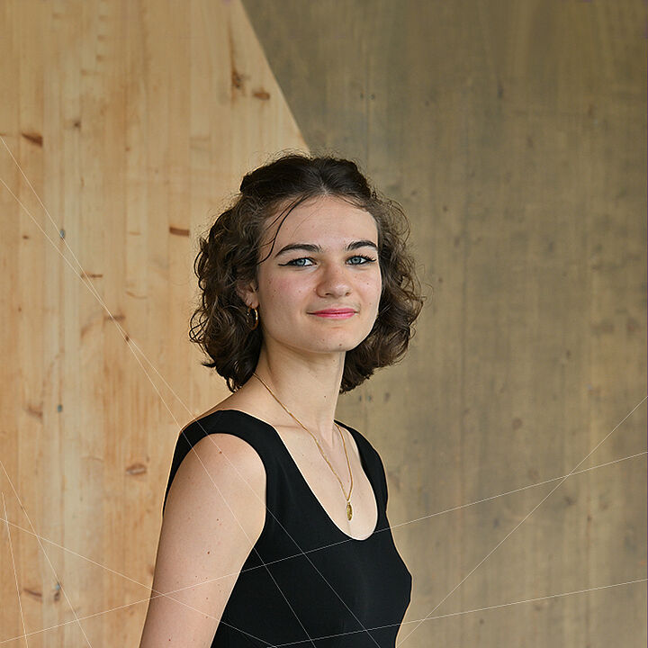 Lors du Palmarès 2024 de l’HEMU, la violoncelliste Claire Heinrich a obtenu le Prix BCV en reconnaissance de ses excellents résultats tout au long de son parcours en bachelor.